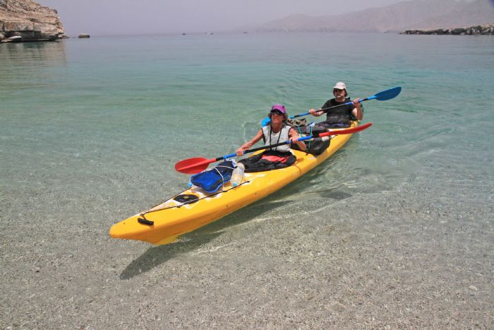 Navegando en kayak por los fiordos de Omán